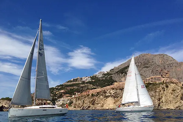 Veleros de SailTeam navegando en formación en la bahía de Altea