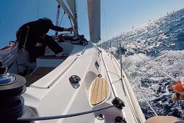 Veleros navegando durante la regata de teambuilding de Becton Dickinson en Altea